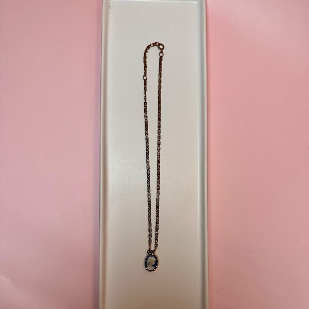 Vintage Avon Blue Cameo Pendant Necklace – Gold Tone Chain - Picture 2 of 5